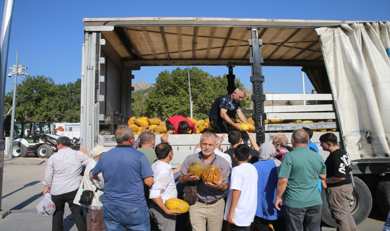 Tokat’ta bir hayırsever vatandaşlara tır dolusu kavun dağıttı