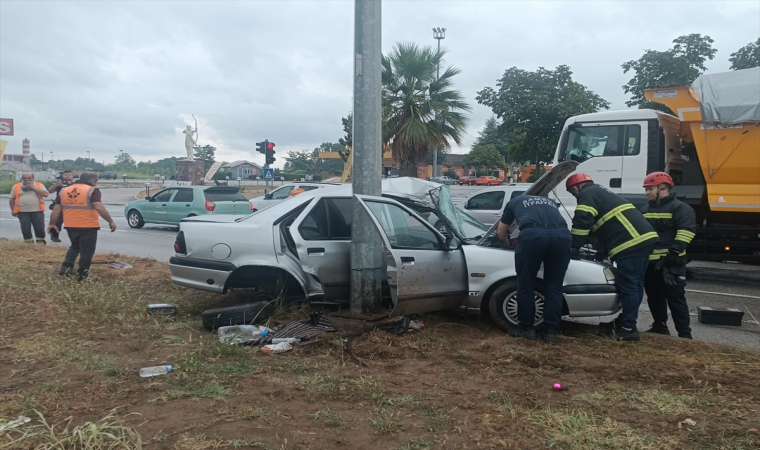 Samsun’da otomobil aydınlatma direğine çarptı, 1 kişi öldü, 2 kişi yaralandı