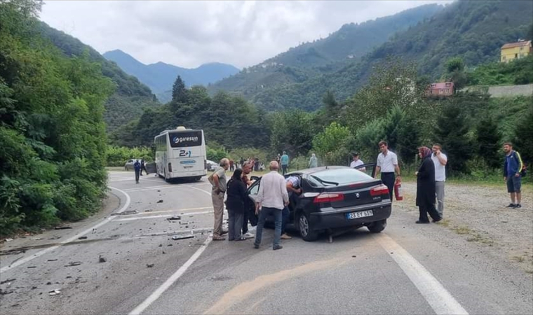 Giresun’da otobüs ile çarpışan otomobilin sürücüsü ağır yaralandı