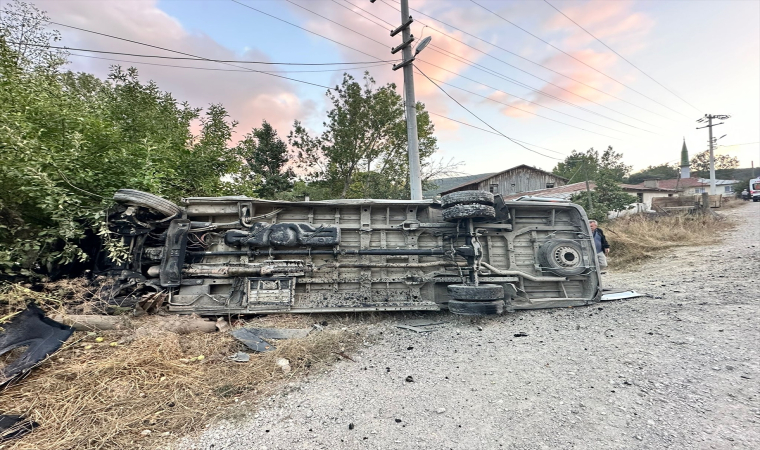 Bolu’da minibüs ile traktörün çarpıştığı kazada 15 kişi yaralandı