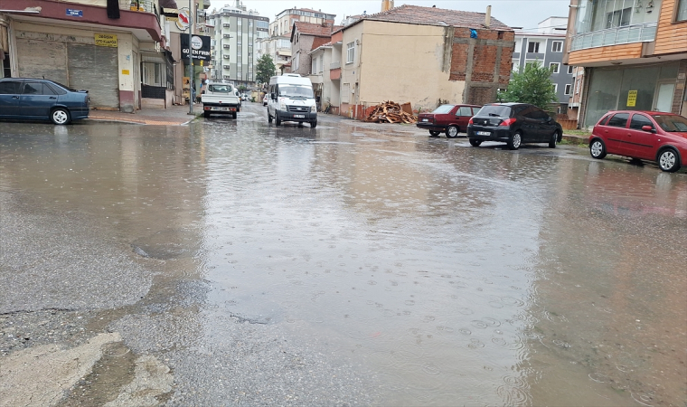 Samsun’da sağanak hayatı olumsuz etkiledi