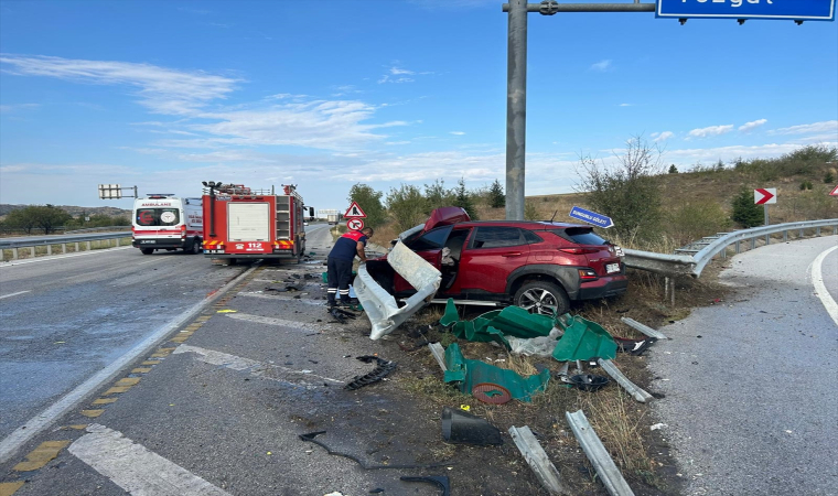 Çorum’da bariyere çarpan otomobilin sürücüsü yaralandı