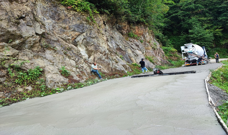 Trabzon’da yol yapım ve bakım çalışmaları devam ediyor