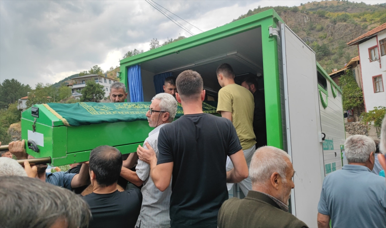 Komşusu tarafından öldürülen kadının cenazesi, eşi ve çocuğunun yanına defnedildi