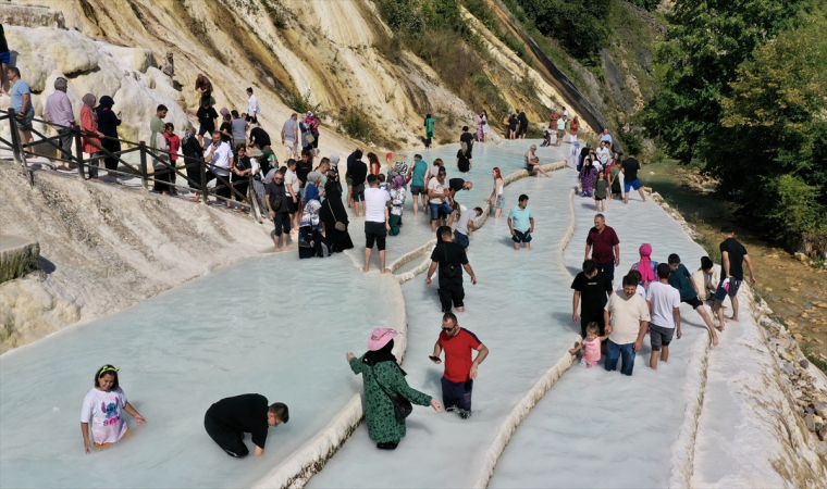 Pamukkale’yi andıran Göksu travertenlerine ziyaretçi sayısı arttı