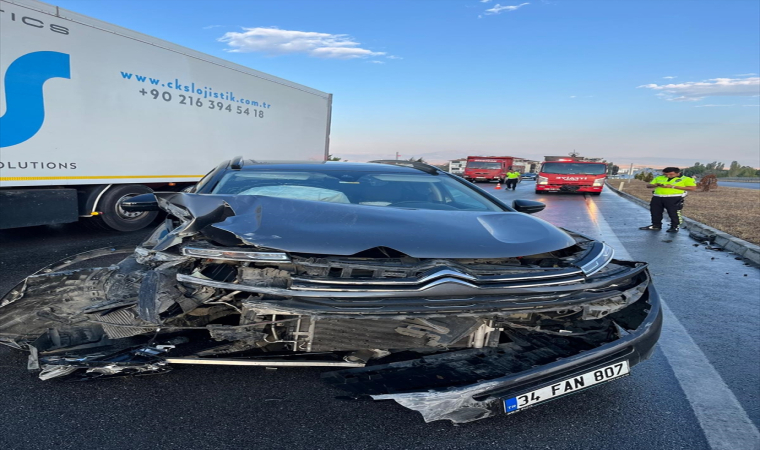 Merzifon’da refüje çarpan otomobildeki 2 kişi yaralandı