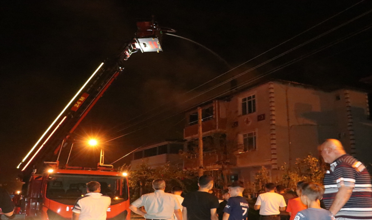 Samsun’da bir binanın çatı katında çıkan yangın söndürüldü