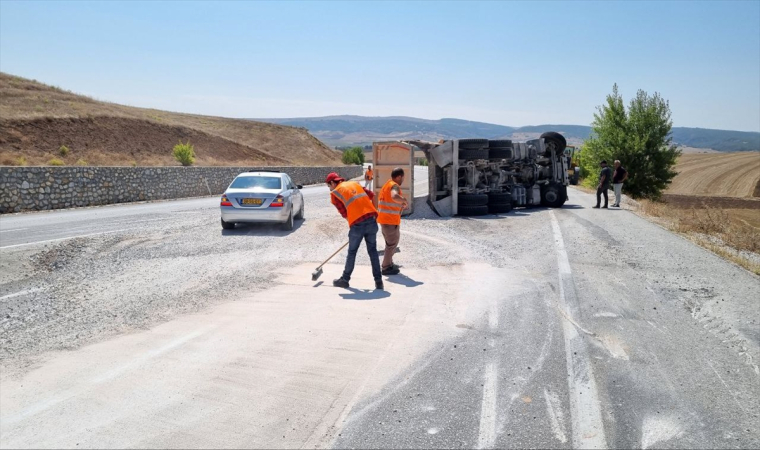 Çorum’da devrilen kamyonun sürücüsü yaralandı