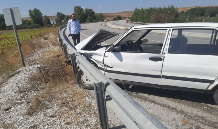 Çorum’da bariyere çarpan otomobildeki 2 kişi yaralandı