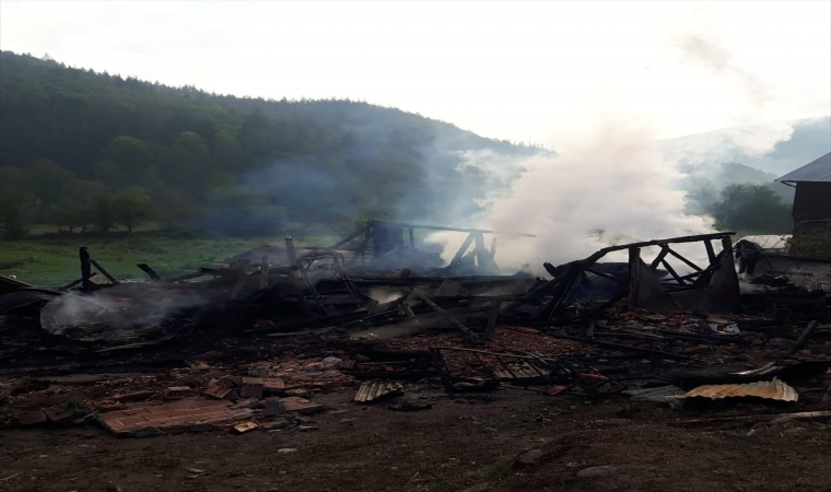 Kastamonu’da çıkan yangında 2 katlı ev ve samanlık zarar gördü