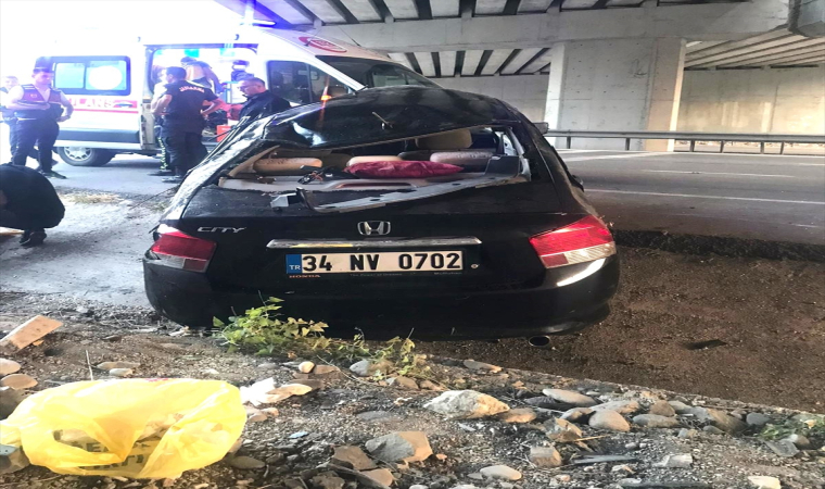 Amasya’da devrilen otomobildeki 3 kişi yaralandı