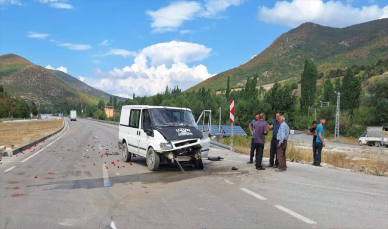 Tokat’ta iki kamyonetin çarpıştığı kazada 4 kişi yaralandı