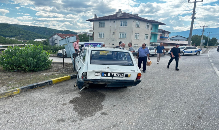 Karabük’te 2 otomobilin çarpıştığı kazada 4 kişi yaralandı