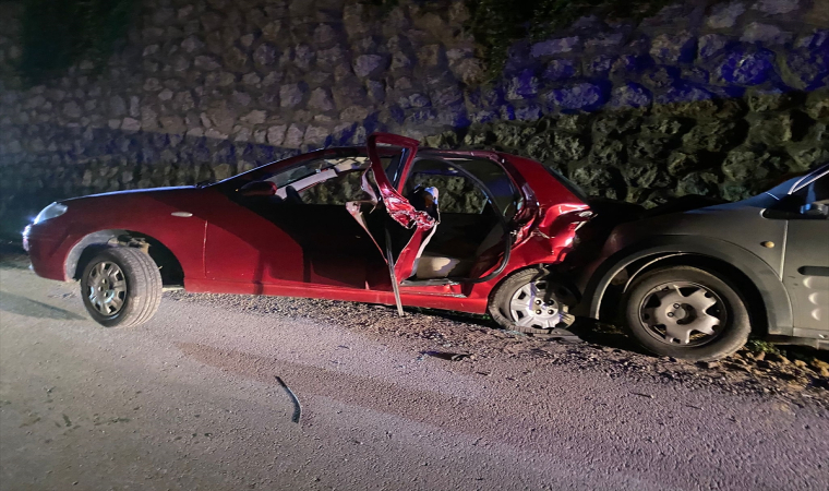 Karabük’te ticari araç ile otomobilin çarpıştığı kazada 4 kişi yaralandı