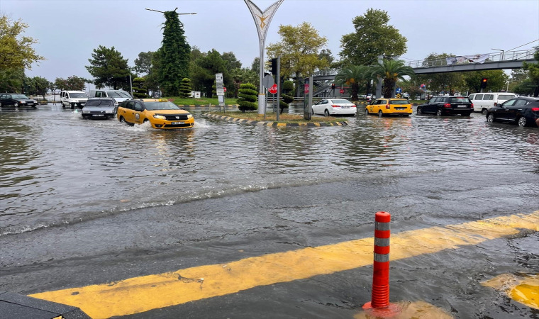 Trabzon’un Akçaabat ilçesinde sağanak etkili oldu