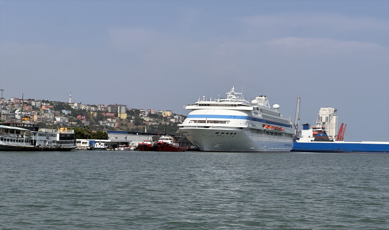 ”Astoria Grande” kruvaziyeri Samsun Limanı’na demirledi