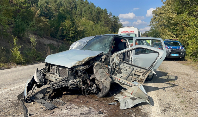 Bolu’da kamyonla çarpışan otomobildeki 2 kişi yaralandı