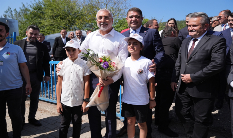 Bakan Işıkhan, Düzce’de mevsimlik tarım işçileriyle fındık topladı