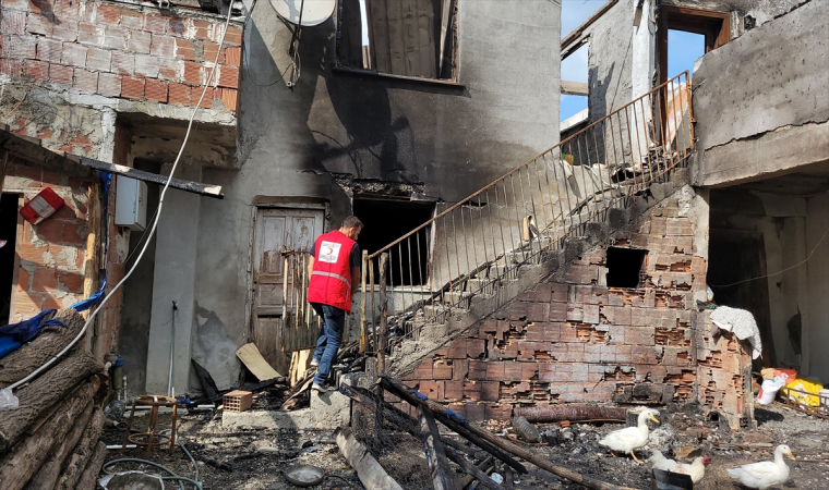 Samsun’da evi yanan ailelere Türk Kızılaydan yardım