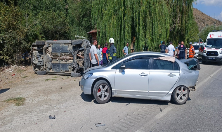 Çorum’da 2 otomobilin çarpışması sonucu 8 kişi yaralandı