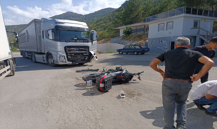 Çorum’da tırla çarpışan motosikletin sürücüsü yaralandı