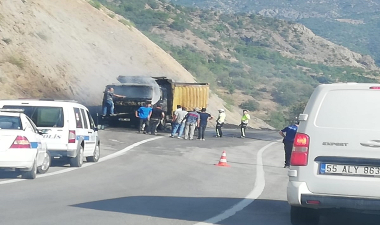 Çorum’da yangın çıkan kamyon kullanılamaz hale geldi