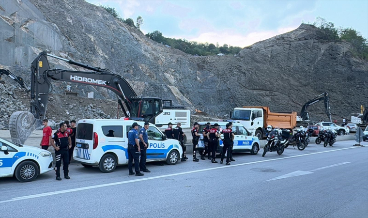 Taş ocağındaki patlatma sırasında fırlayan taşlar araçlara çarptı, 4 kişi yaralandı