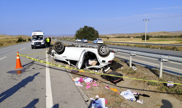 Trafik kazasında polis çift hayatını kaybetti, 2 çocukları yaralandı