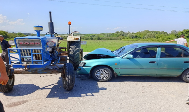 Samsun’da otomobil ile traktörün çarpıştığı kazada 3 kişi yaralandı