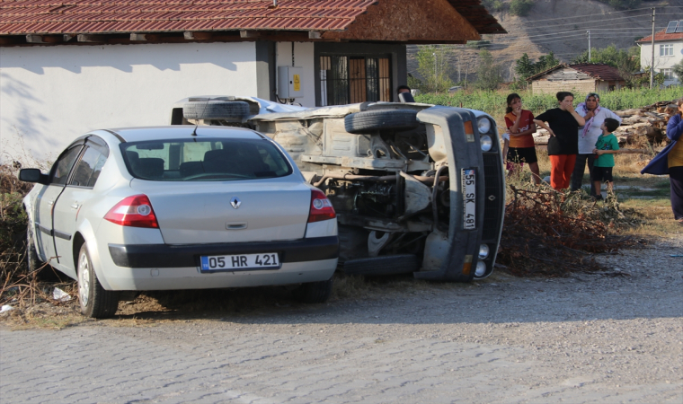 Taşova’da iki otomobilin çarpıştığı kazada 2 kişi yaralandı