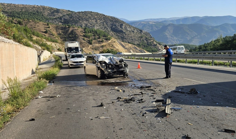 Amasya’da kamyonla otomobilin çarpışması sonucu 2 kişi yaralandı