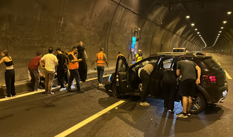 Bolu Dağı Tüneli’nde kaza yapan otomobildeki 3 kişi yaralandı