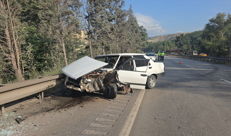 Karabük’te bariyere çarpan otomobildeki yolcu yaralandı