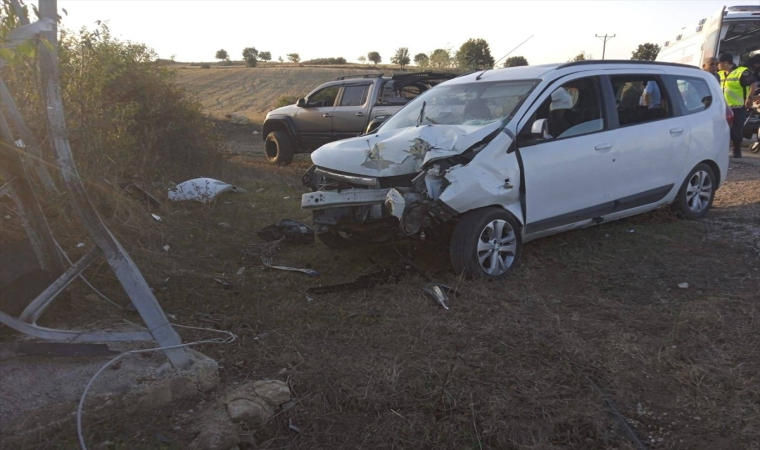 Tokat’ta elektrik direğine çarpan otomobildeki 4 kişi yaralandı