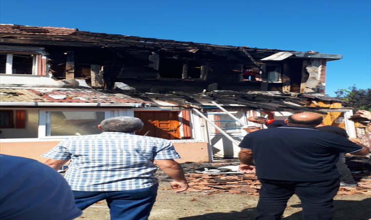 Sinop’ta ahşap evde çıkan yangın hasara yol açtı