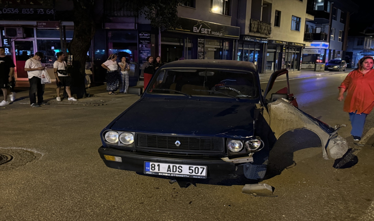 Düzce’de otomobil ile çarpışan motosikletteki 2 kişi yaralandı