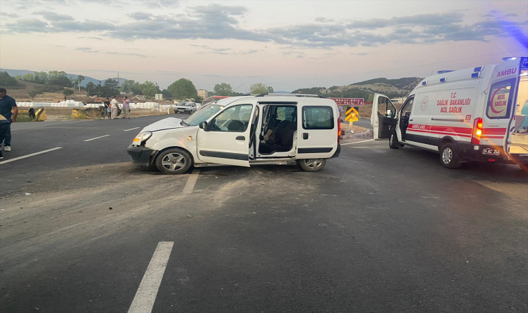 Bolu’da ticari araç ile otomobilin çarpıştığı kazada 3 kişi yaralandı