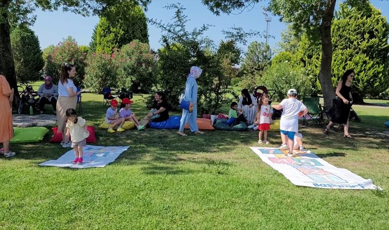 Çocuklar ”Gezici Kütüphane” unutulmaya yüz tutan sokak oyunlarıyla tanışıyor