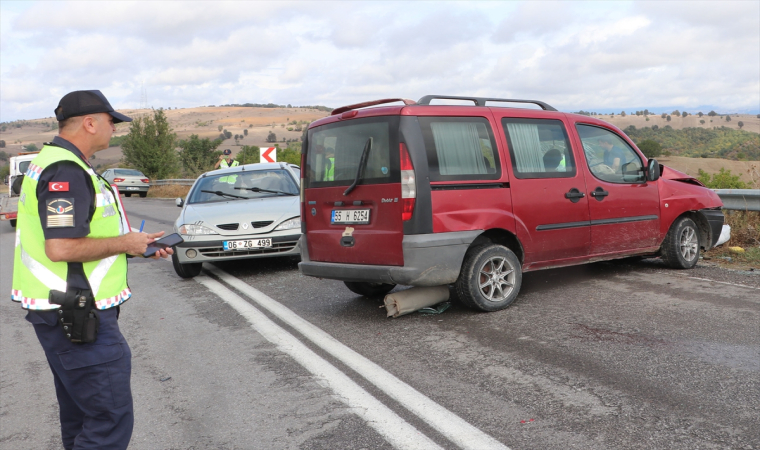 Samsun’da ticari araçla otomobilin çarpıştığı kazada 4 kişi yaralandı