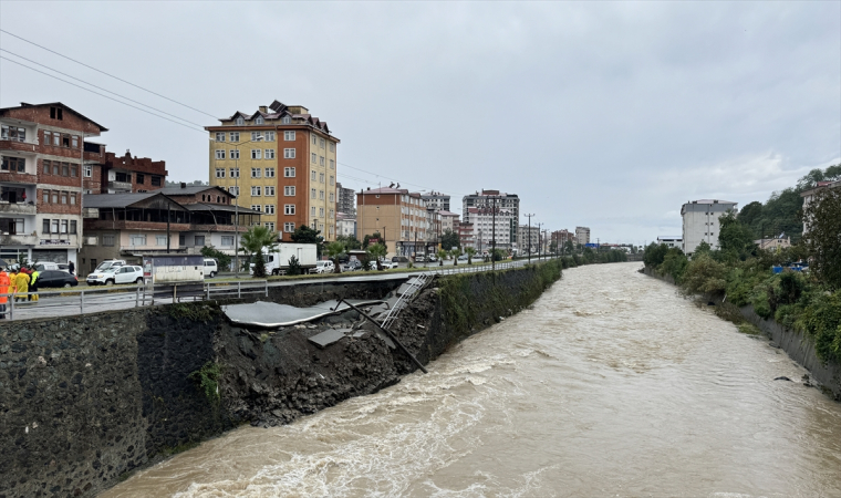 ArtvinHopa kara yolunda çökme meydana geldi