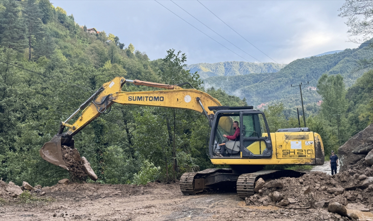 Artvin’de heyelan nedeniyle kapanan 32 köy yolu ulaşıma açıldı