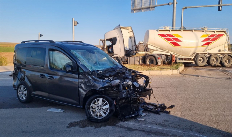 Çorum’da tırla çarpışan hafif ticari araçtaki 2 kişi yaralandı