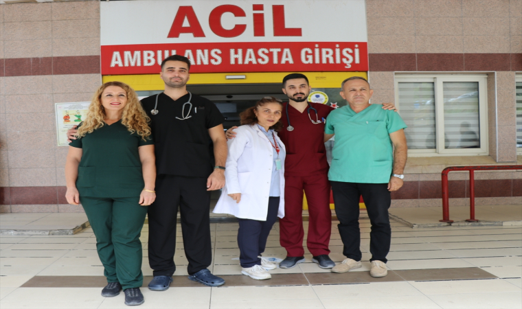 Sağlıkçı iki aile doktor çocuklarıyla aynı hastanede hizmet veriyor