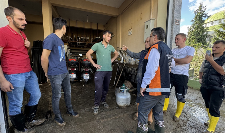 Heyelan meydana gelen Sürmene’de temizlik çalışmaları devam ediyor