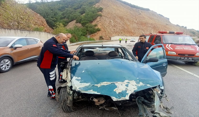 Tokat’ta bariyerlere çarpan otomobildeki 3 kişi yaralandı