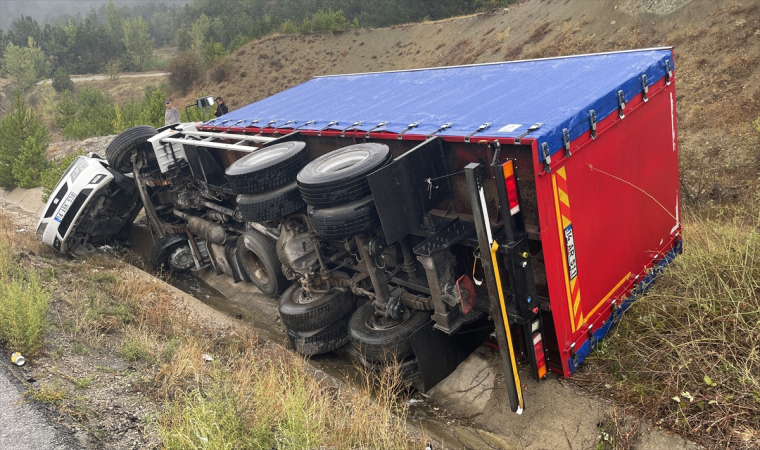 Bolu’da kazada yaralananlara yardım için duran otomobile kamyon çarptı