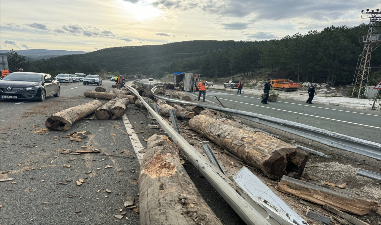 Kastamonu’da devrilen tomruk yüklü tırın sürücüsü yaralandı