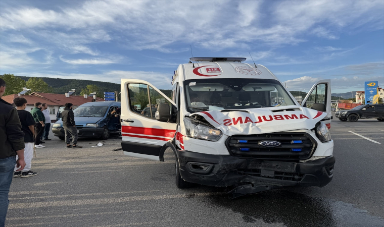 Bolu’da ambulans ile ticari aracın çarpıştığı kazada 1 kişi yaralandı