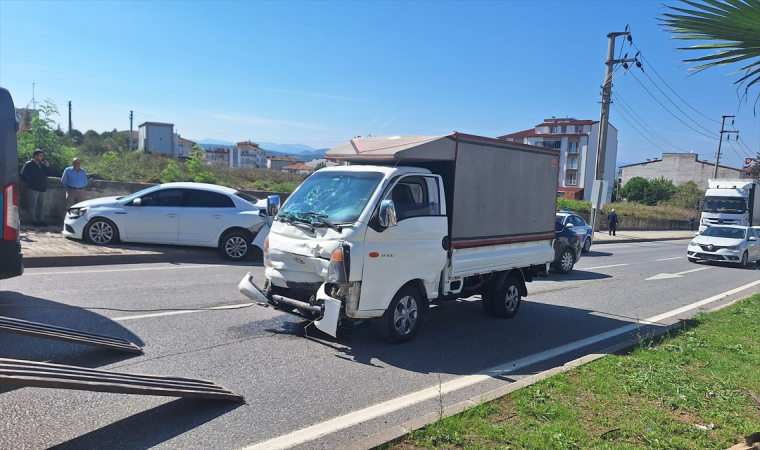 Samsun’da otomobile çarpan kamyonetteki kişi yaralandı