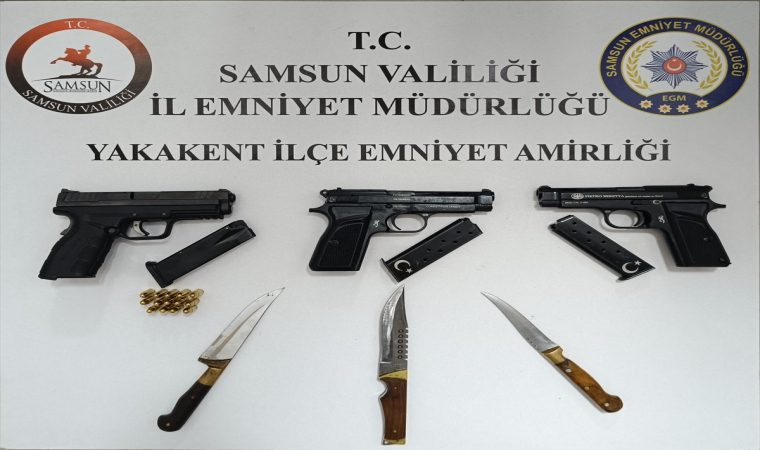 Yakakent’te 2 araçta 3 ruhsatsız tabanca ele geçirildi